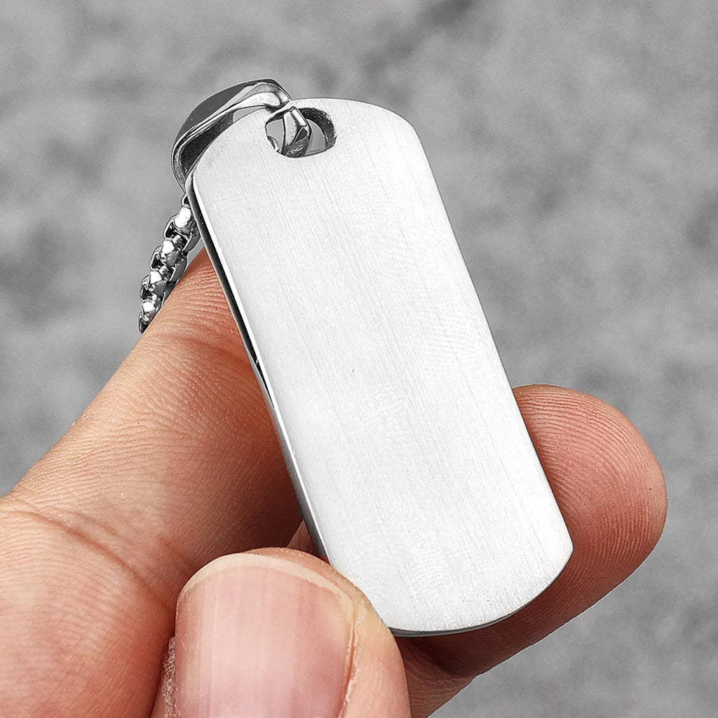 Silverfärgad dog tag med guldfärgad dödskalle