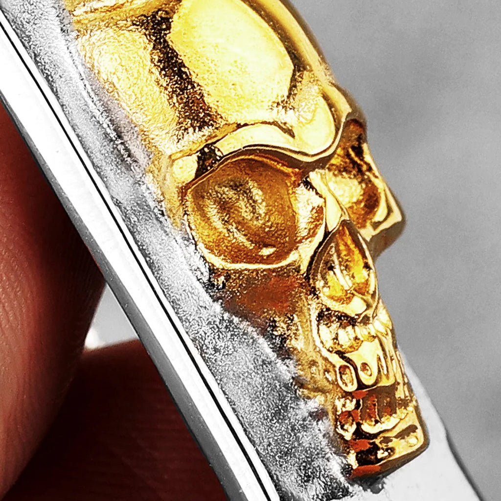 Silverfärgad dog tag smycke med guldfärgad dödskalle