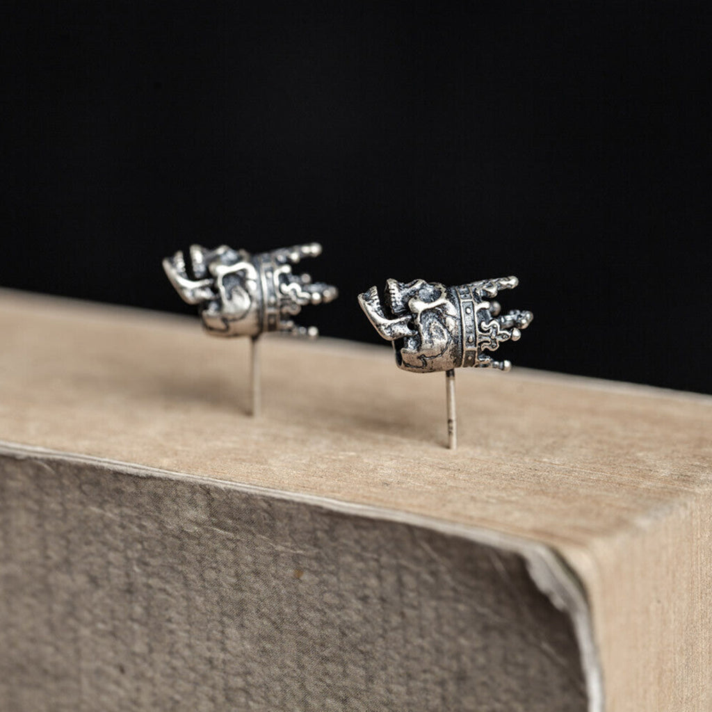 Silverfärgade ear studs-örhängen i äkta silver föreställande en dödskalle med en kungakrona på skallen