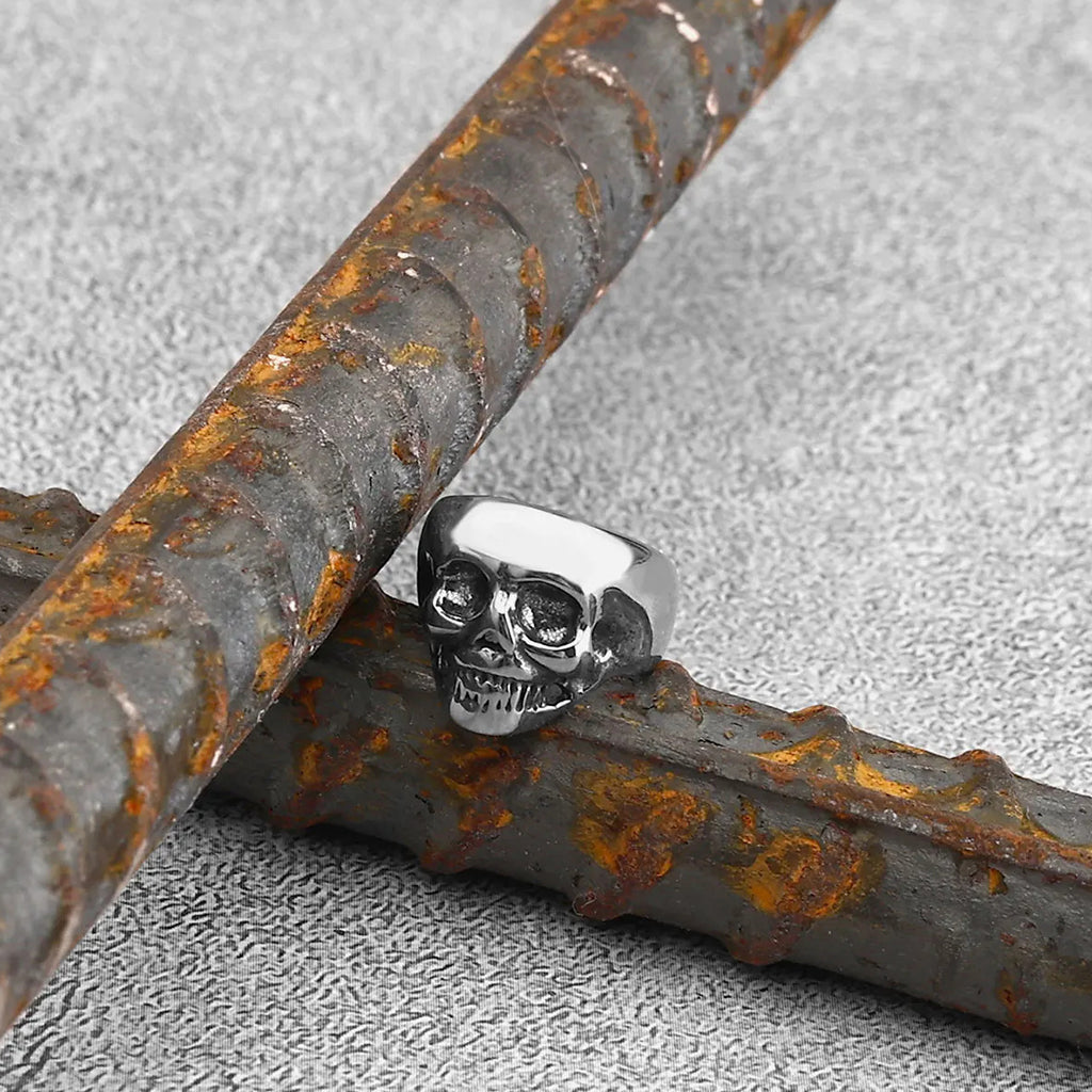 silverfärgade ear cuffs som är formade som dödskallar