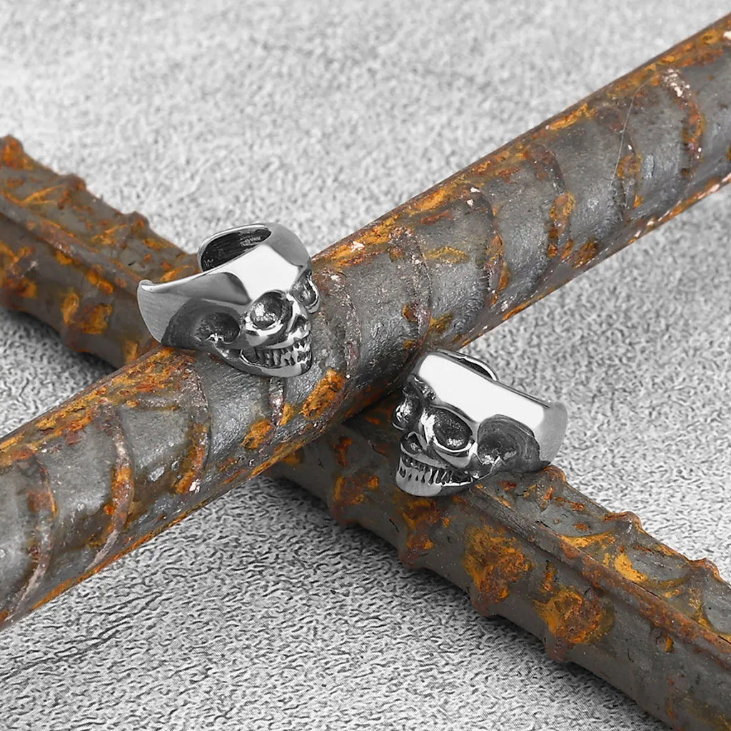 Silverfärgade ear cuffs som är formade som dödskallar