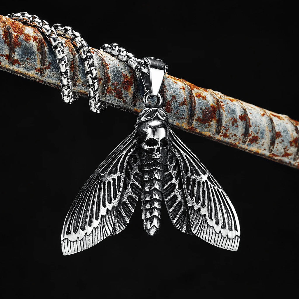 Hängsmycke med fjäril och dödskalle