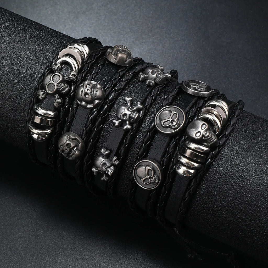 Svarta armband i läder med skallar och ringar
