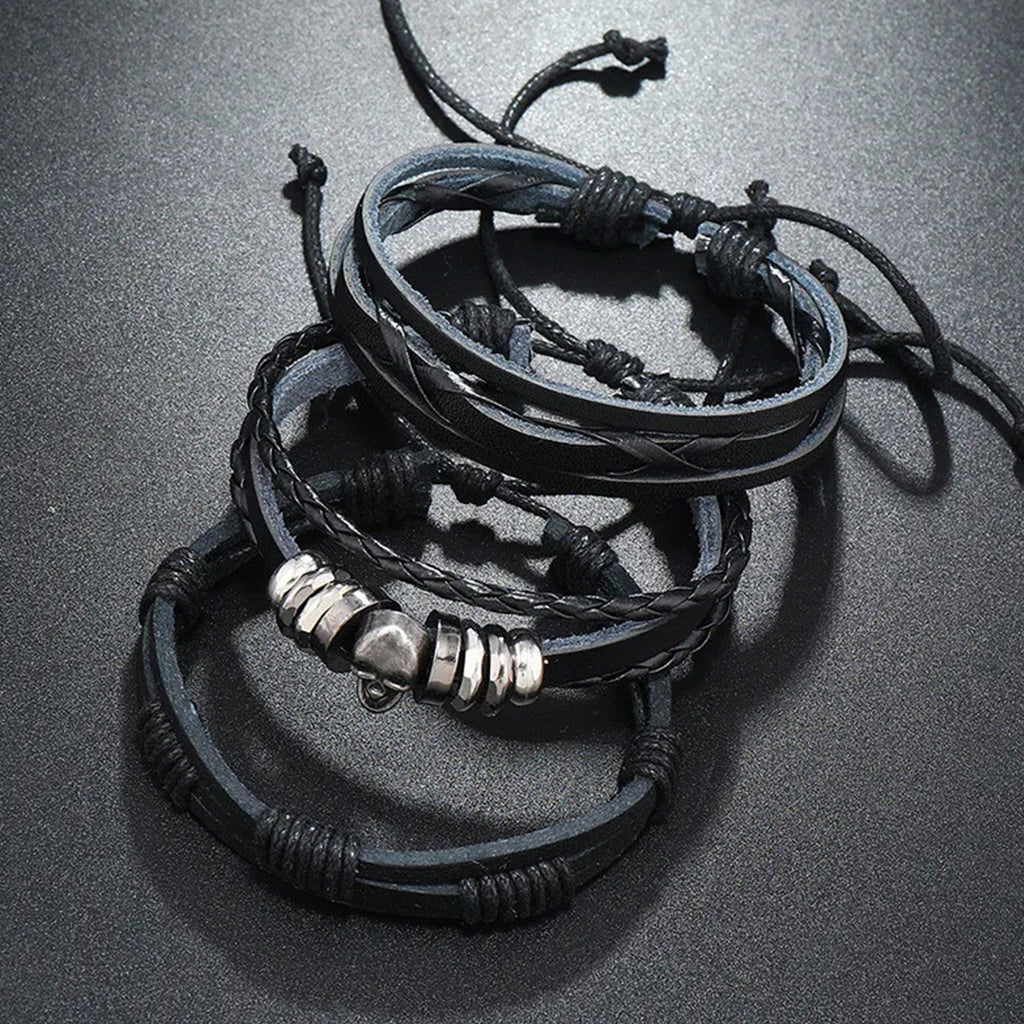 Svartfärgade flätade armband med nitar föreställande en skalle och ringar