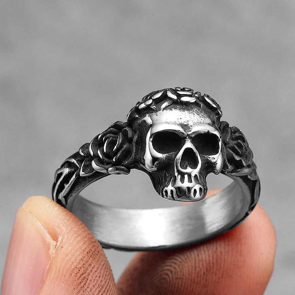 Förlovningsring med rosor och en dödskalle framtill