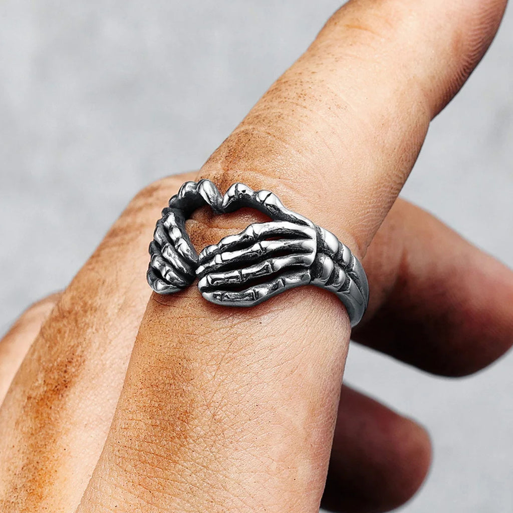 Förlovningsring skelett fingrar