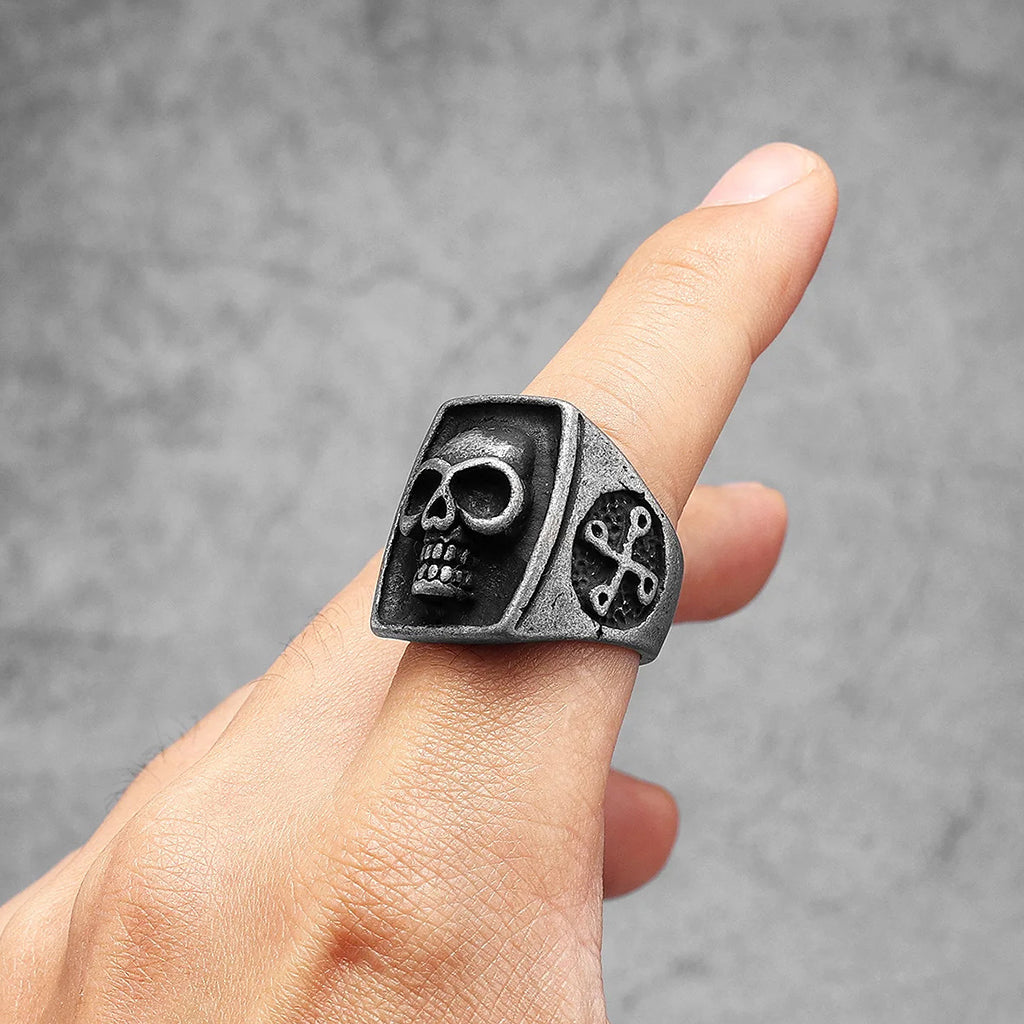 Fyrkantig ring med dödskalle framtill