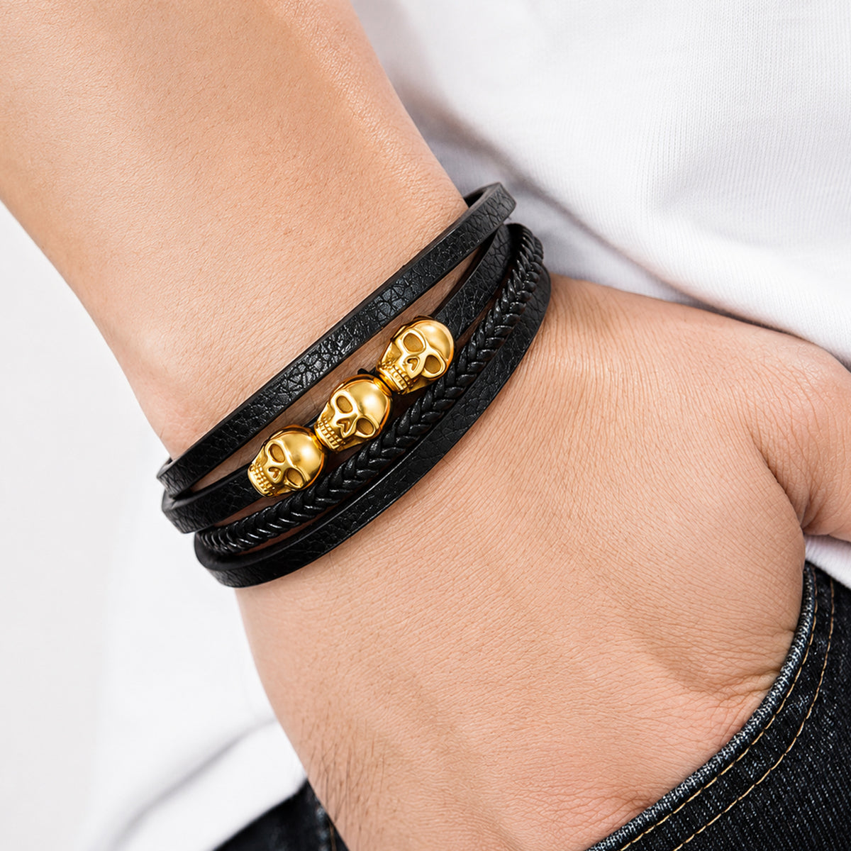 Svart och guldigt dödskalle-armband med flerremsdesign