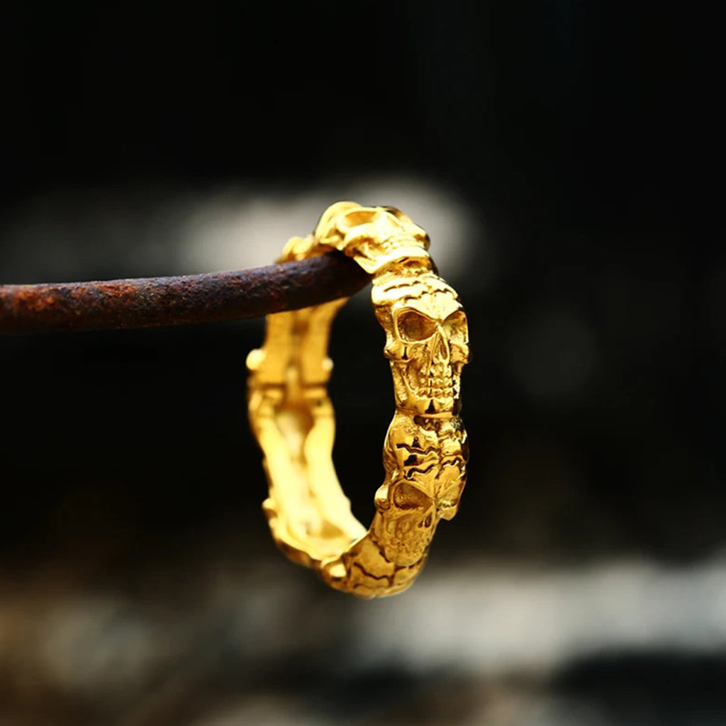 Guldring med dödskallar runtom