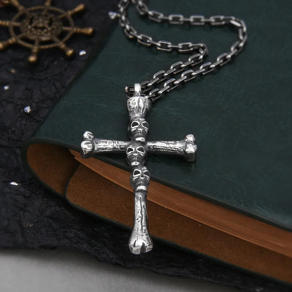 Antikt kors halsband med dödskallar