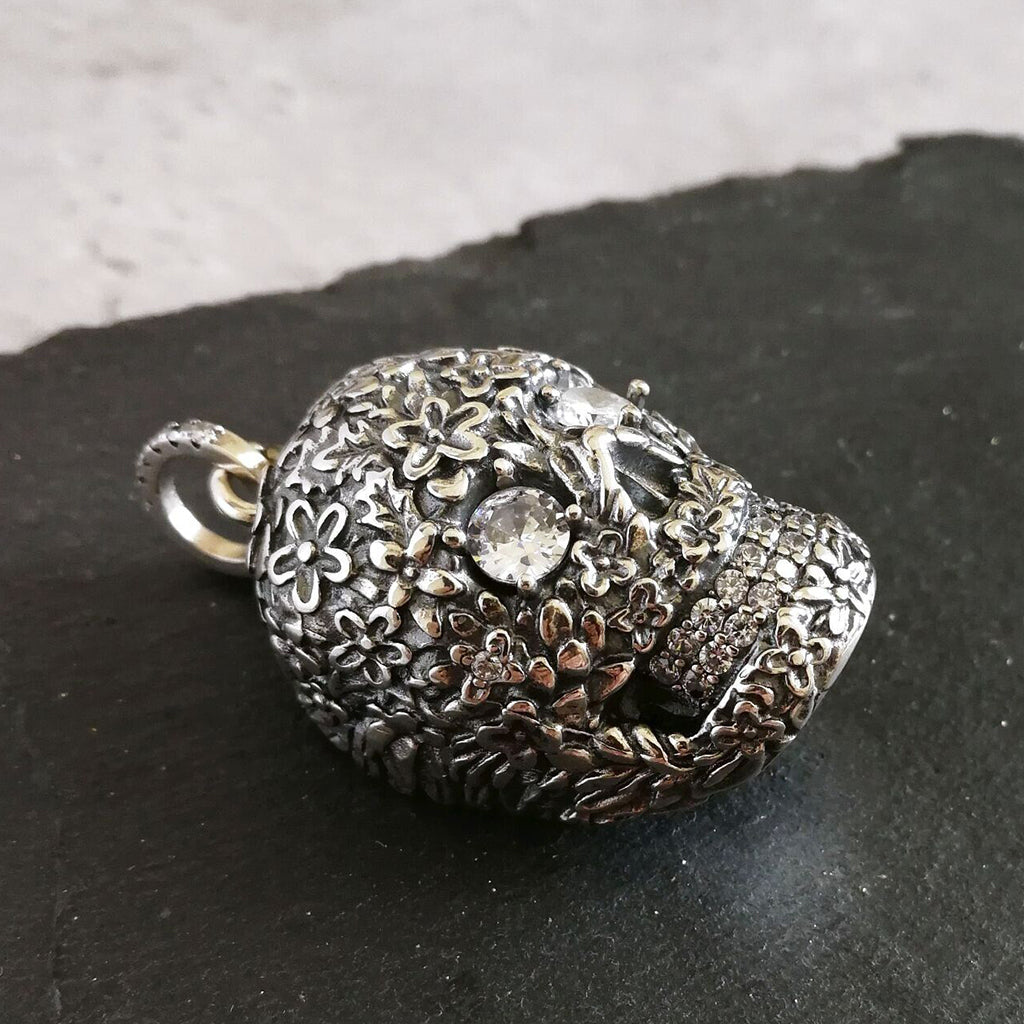 Sterling silver halsband föreställande en blommig dödskalle med diamanter