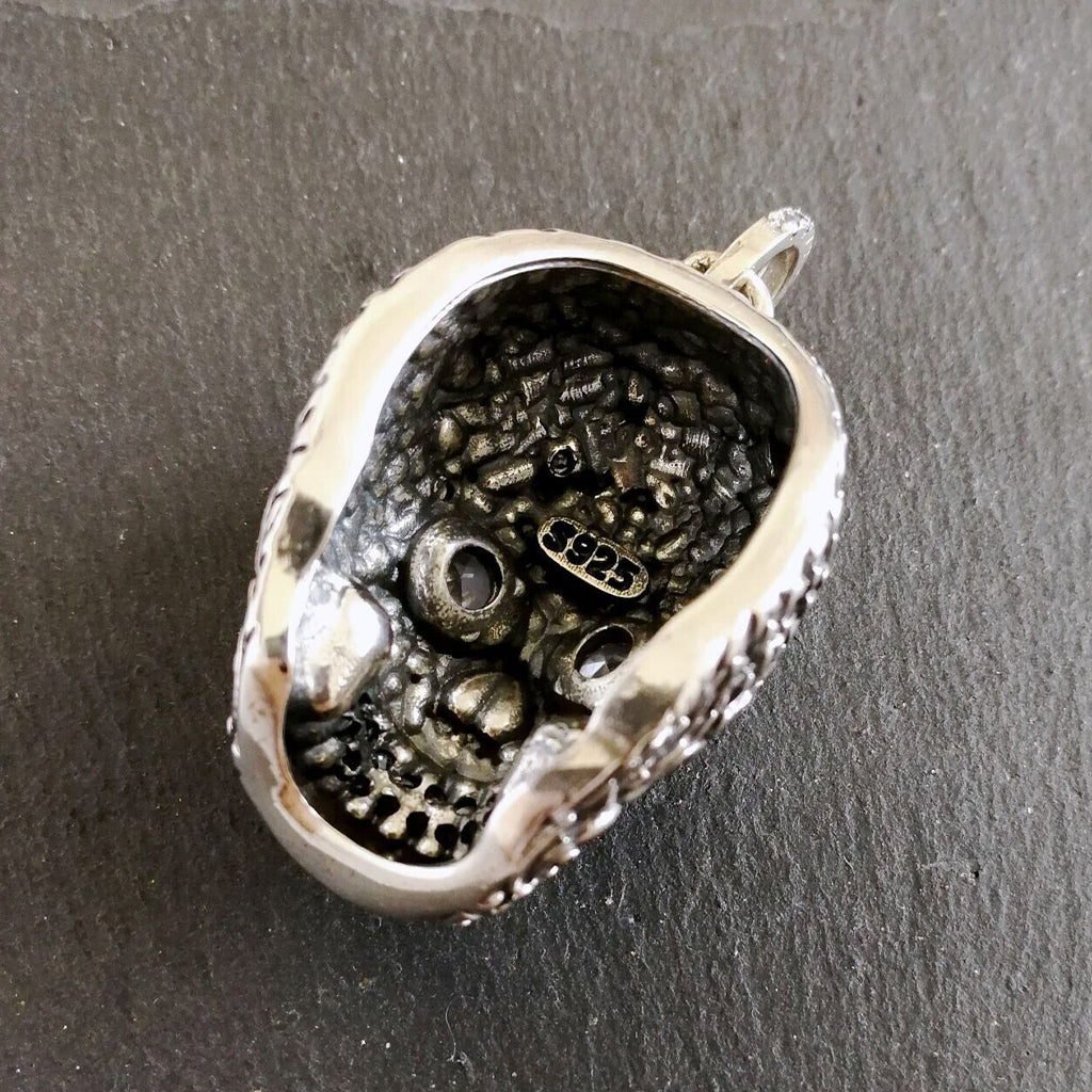 Sterling silver halsband föreställande en blommig dödskalle med zirkoner