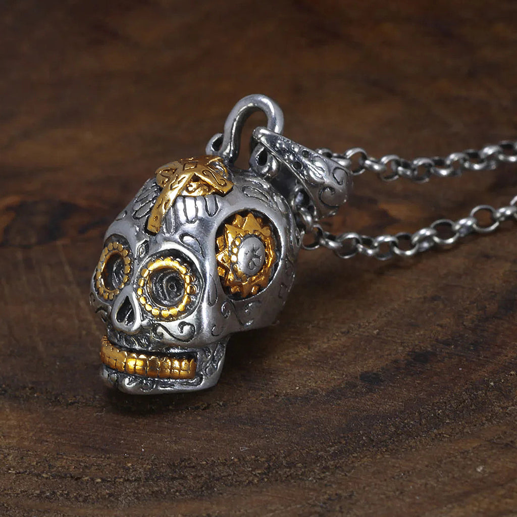 Sterlingsilver halsband föreställande en calavera dödskalle med guldfärgade utsmyckningar