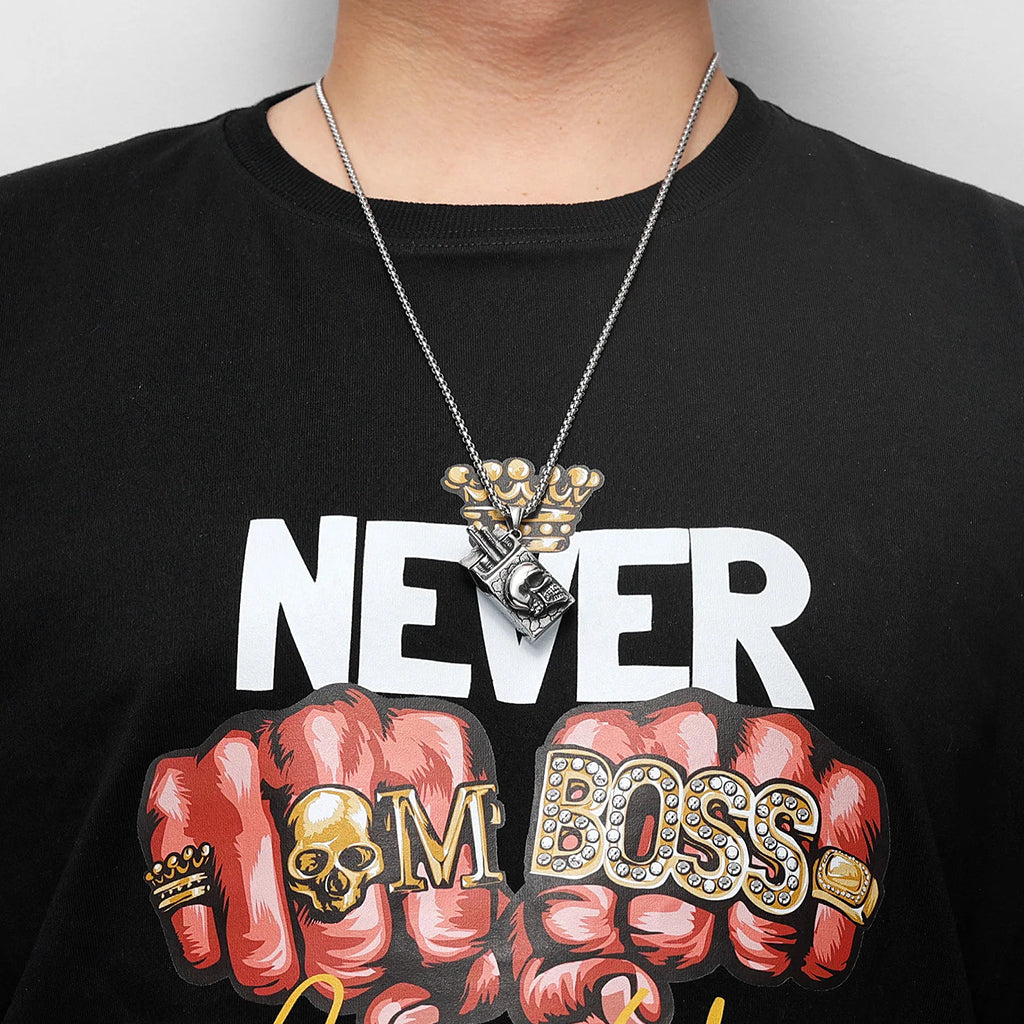 Silverfärgat halsband föreställande ett cigarettpaket med en dödskalle på