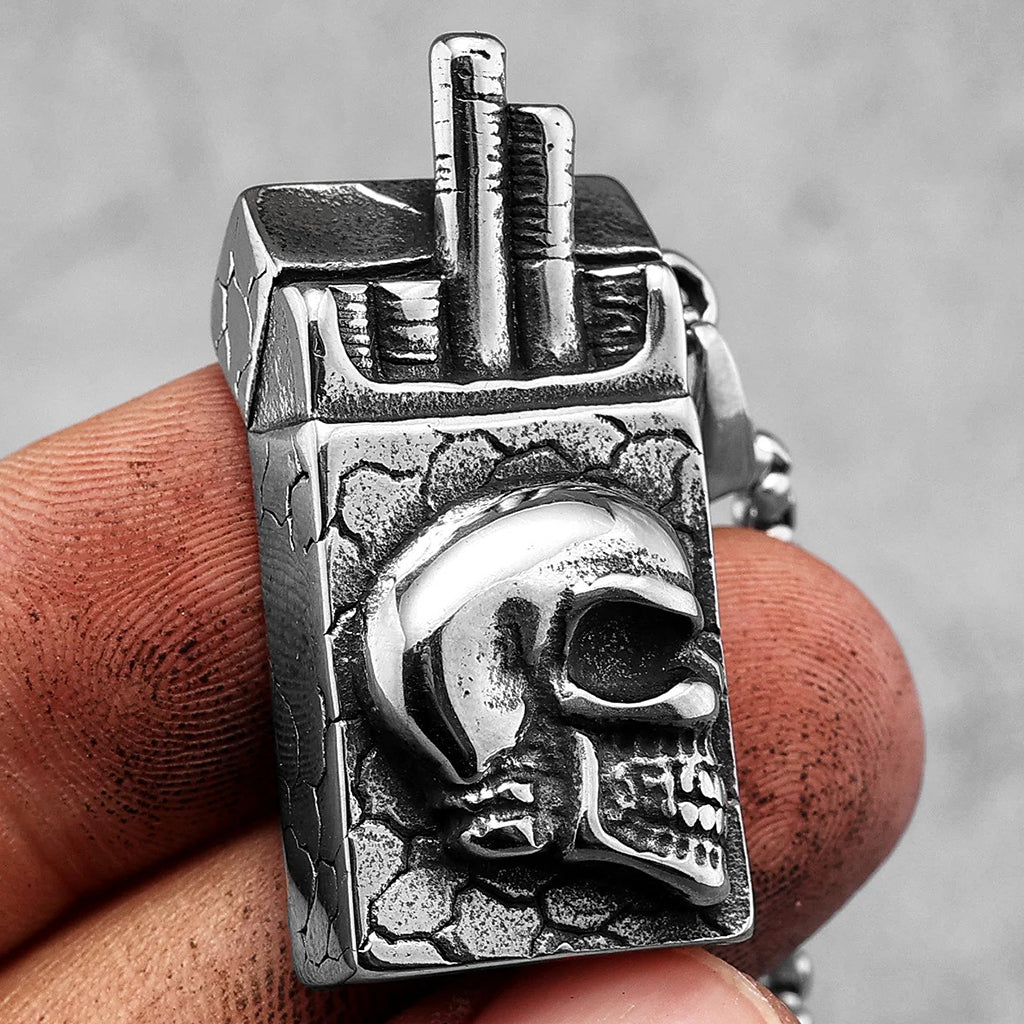 Silverfärgat halsband föreställande ett ciggpaket med en dödskalle på