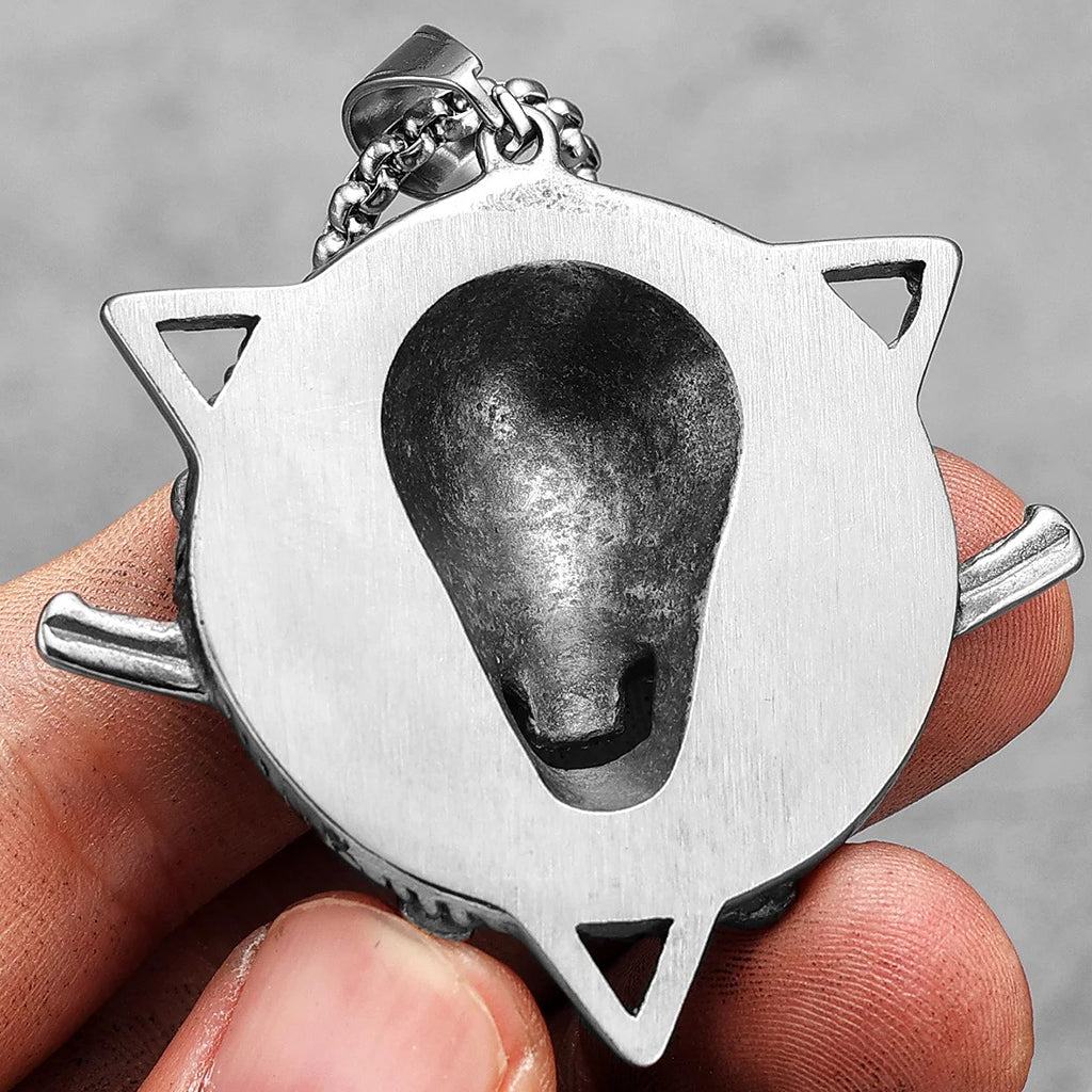 Silverfärgat hängsmycke föreställande en dödskalle med cowboyhatt och två vapen