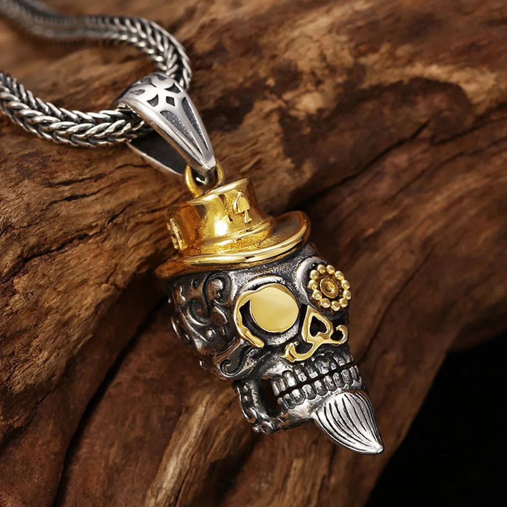 Silverfärgat sterlingsilver halsband föreställande en dödskalle med guldfärgad hatt, mustasch och monokel