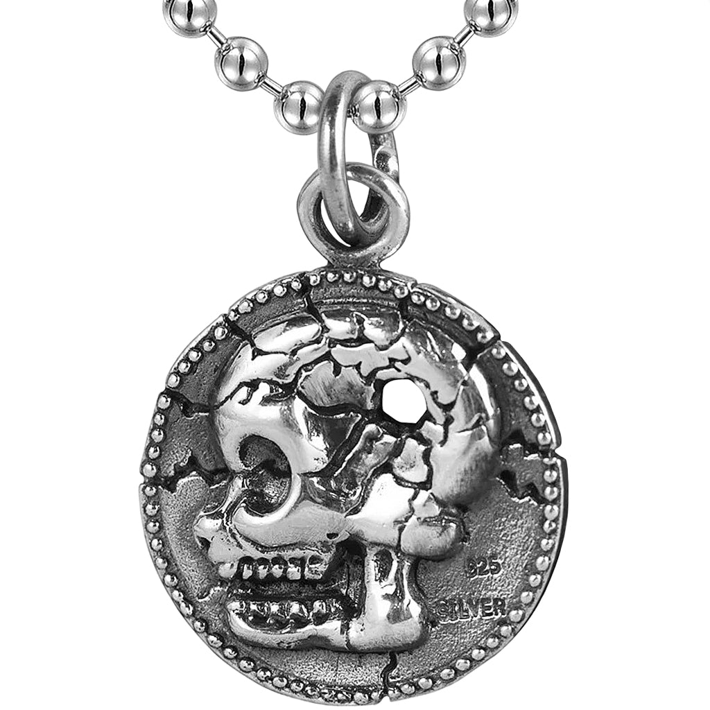 Halsband av sterling silver föreställande ett runt mynt avbildande en dödskalle med ett kulhål i skallen