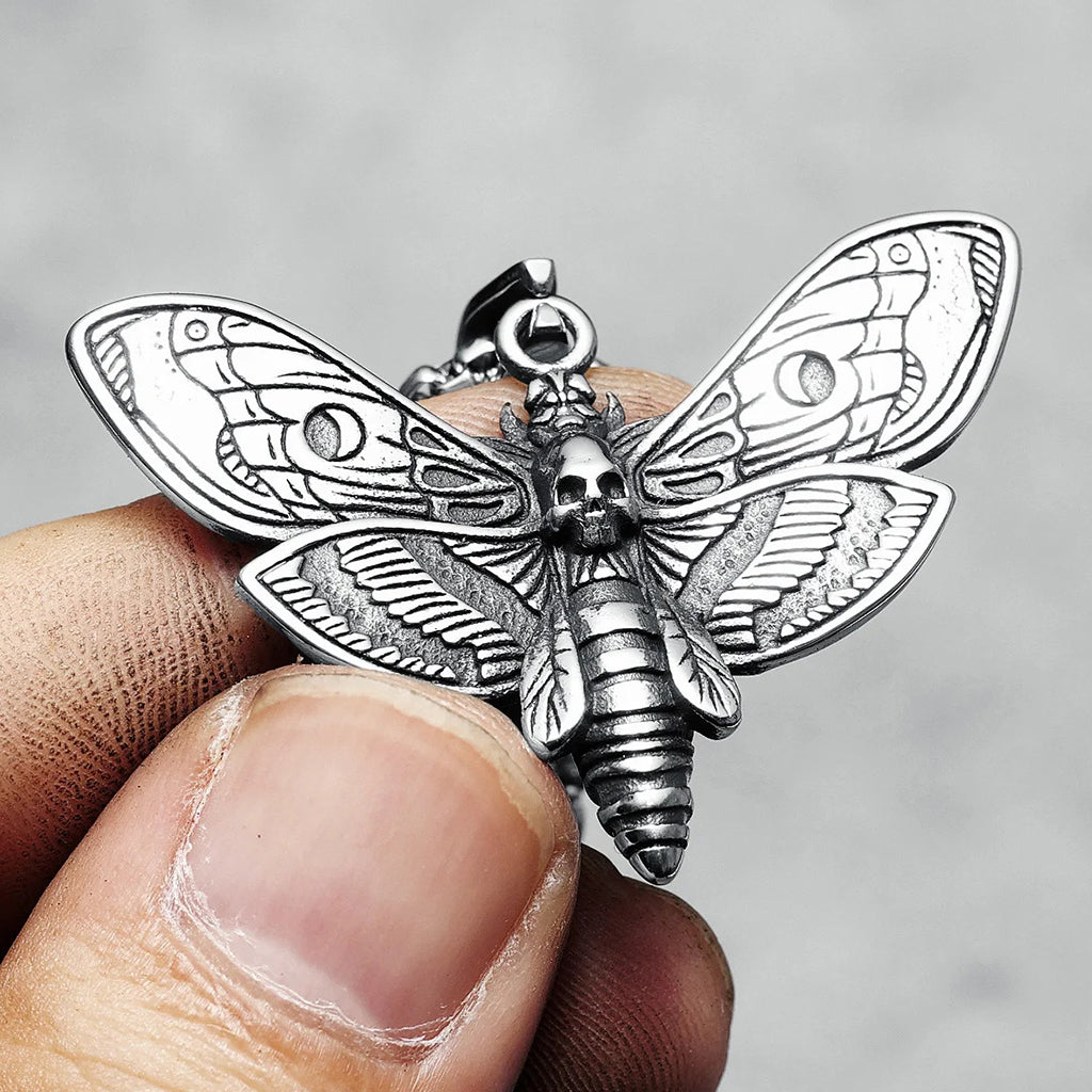 Stålfärgat halsband med hänge föreställande en Dödskallesvärmare (dödskallefjäril)