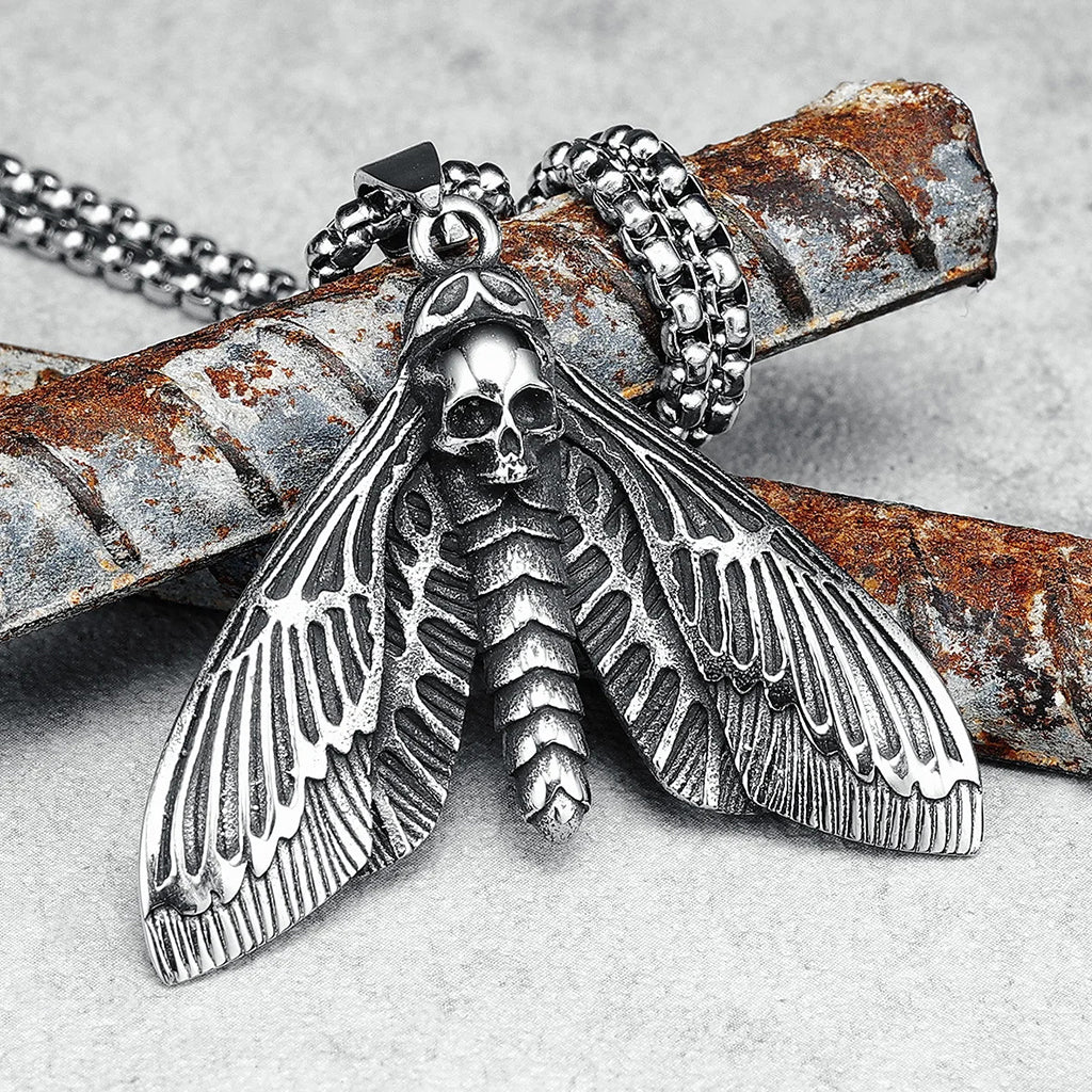 Halsband med hängsmycke föreställande en dödskallefjäril