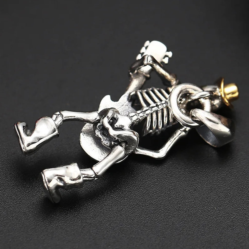 Silverfärgat halsband av sterling silver, formgivet som ett skelett som spelar elgitarr