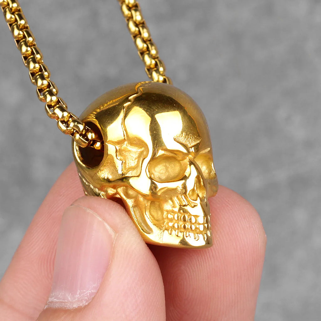 Hängsmycke föreställande en gulglänsande dödskalle med sprickor