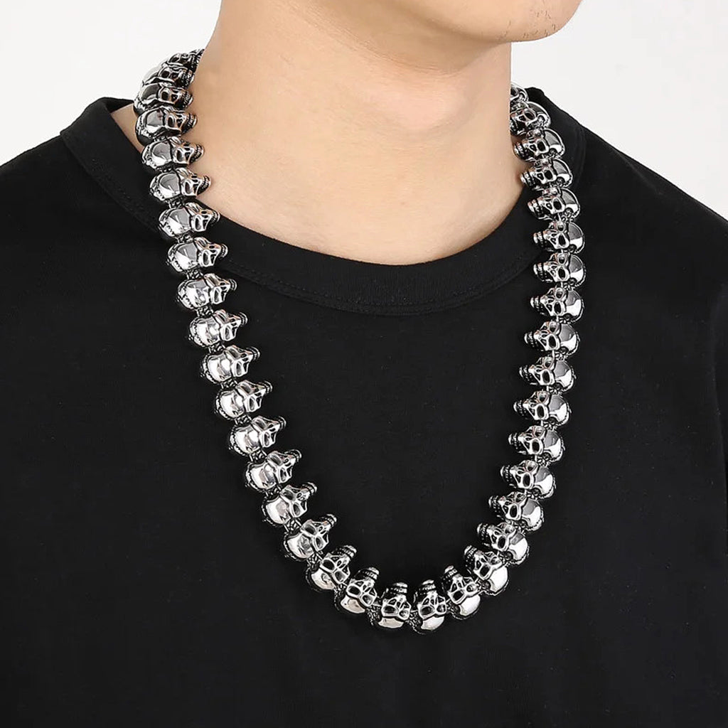 Stor halskedja för herr med flera länkade kranium i rostfritt stål