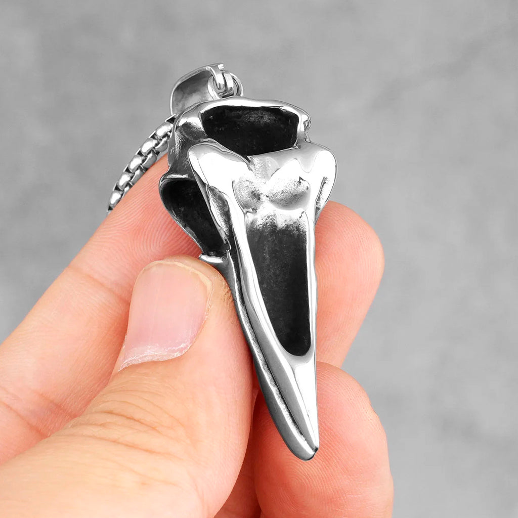 Silverfärgat hängsmycke föreställande skallen från en korp