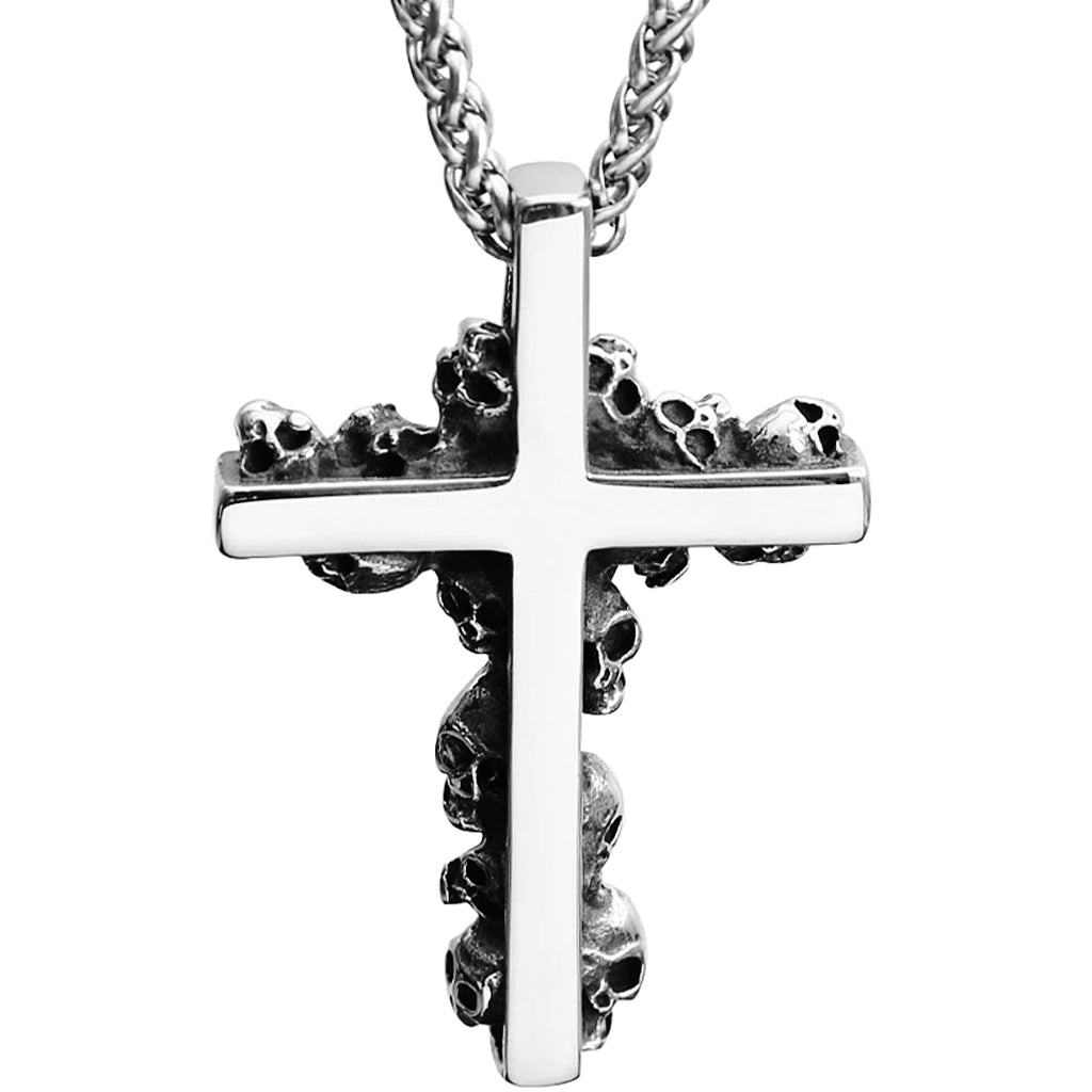 Silverfärgat kors halsband med flera dödskallar på korsarmarna