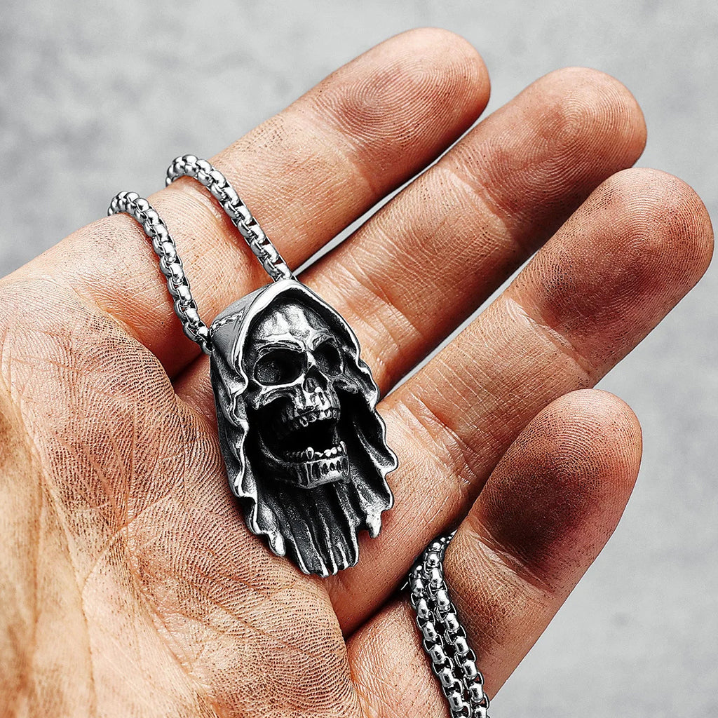 Silverfärgat hängsmycke föreställande Liemannen med kåpa