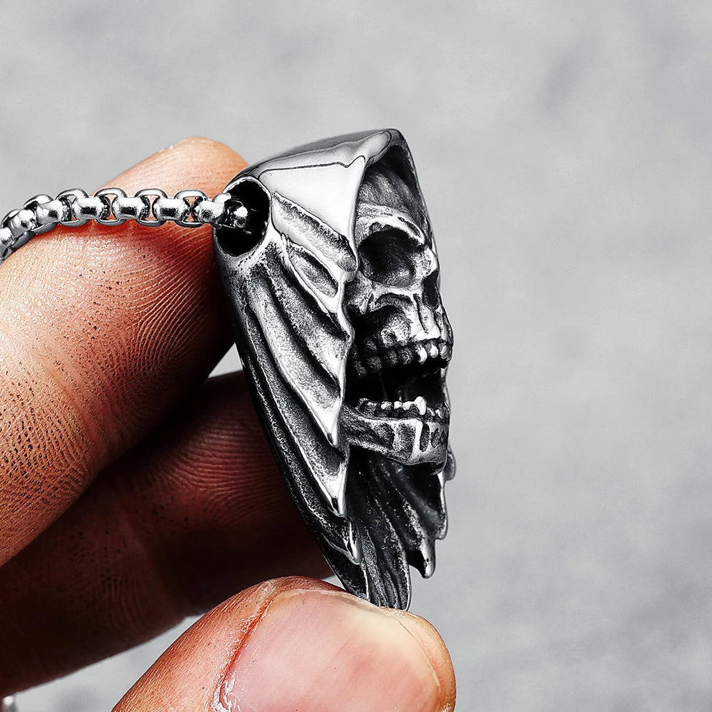 Silverfärgat halsband föreställande Liemannen med kåpa