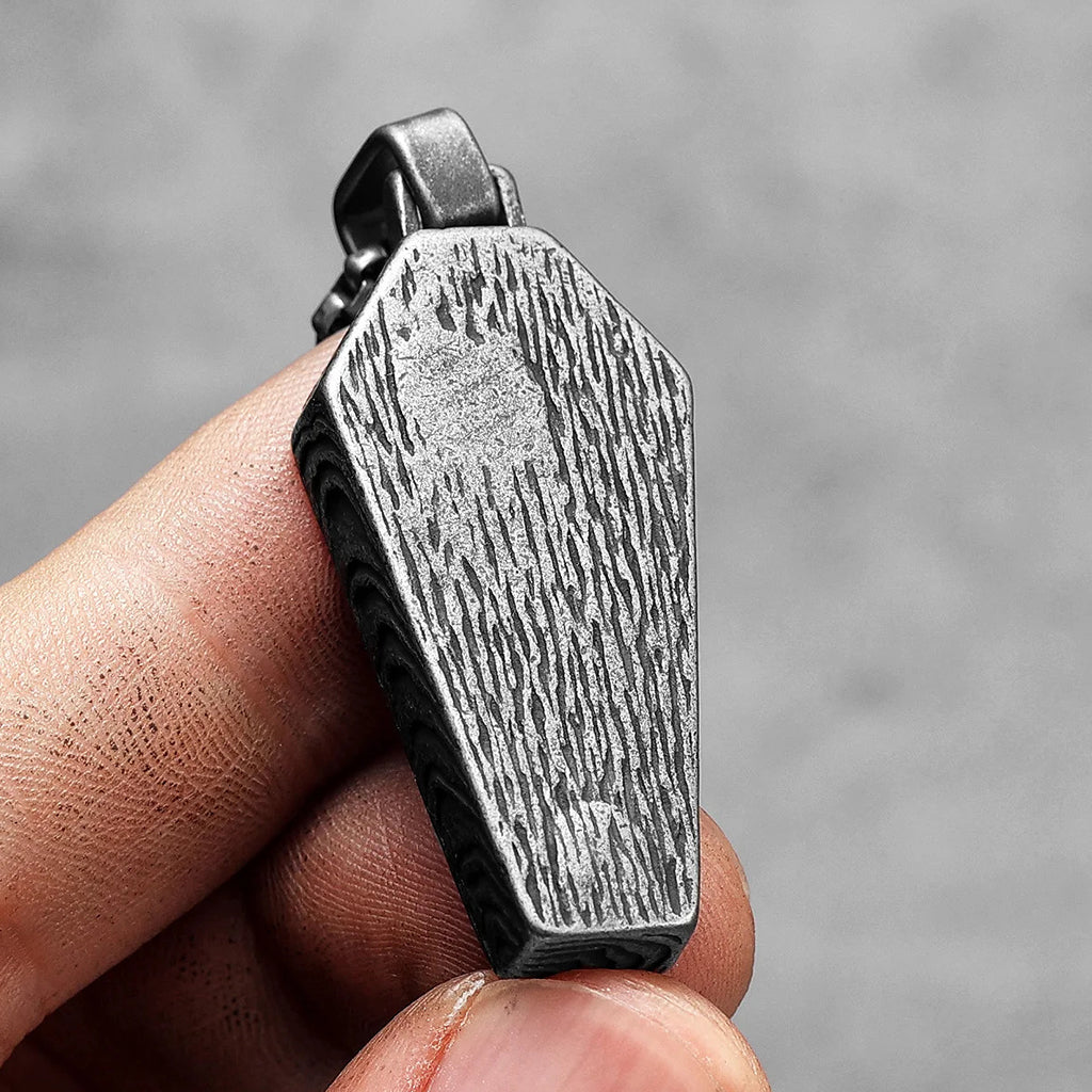 Svärtat halsband föreställande en likkista med en dödskalle