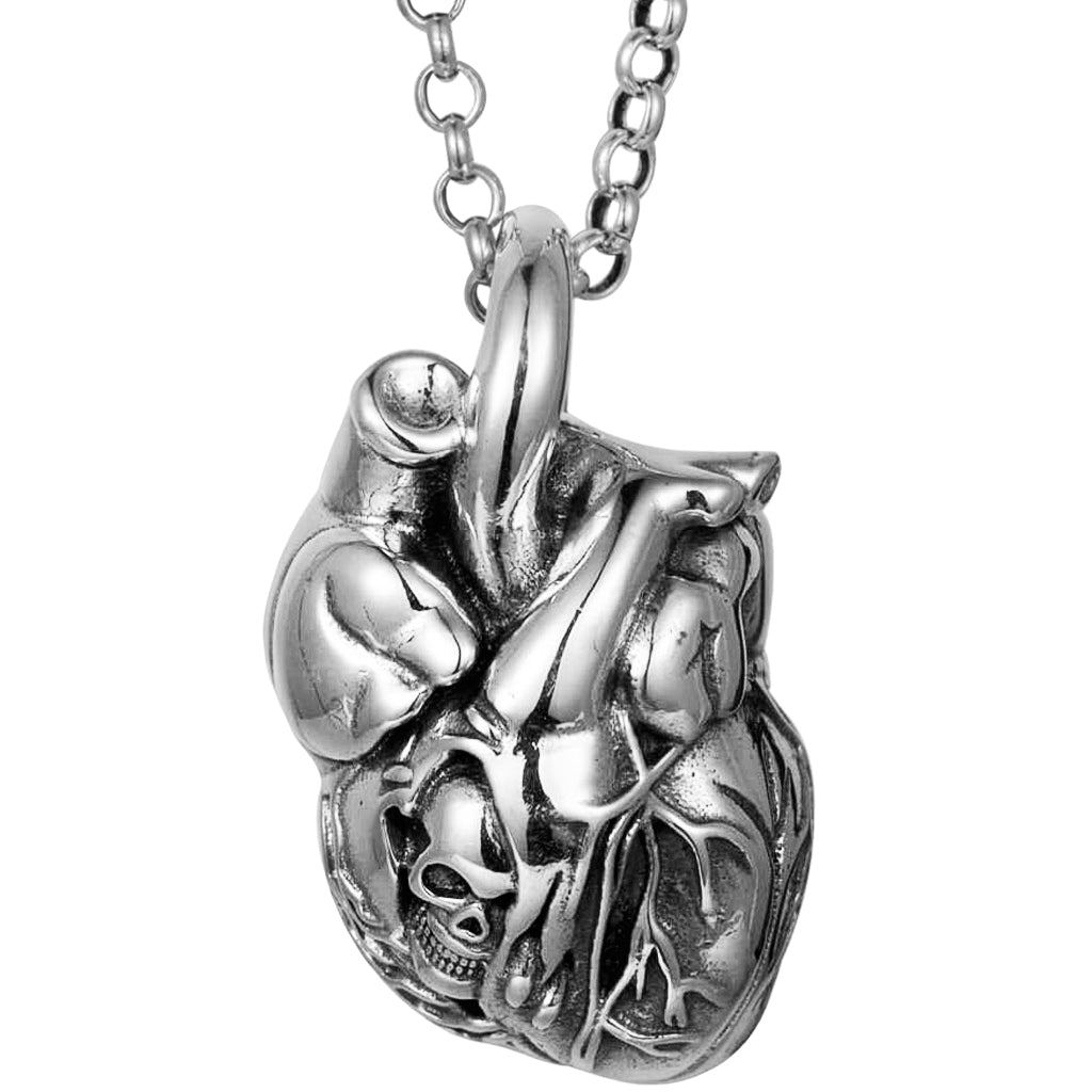 Silverfärgat sterlingsilver halsband föreställande ett mänskligt hjärta med en dödskalle
