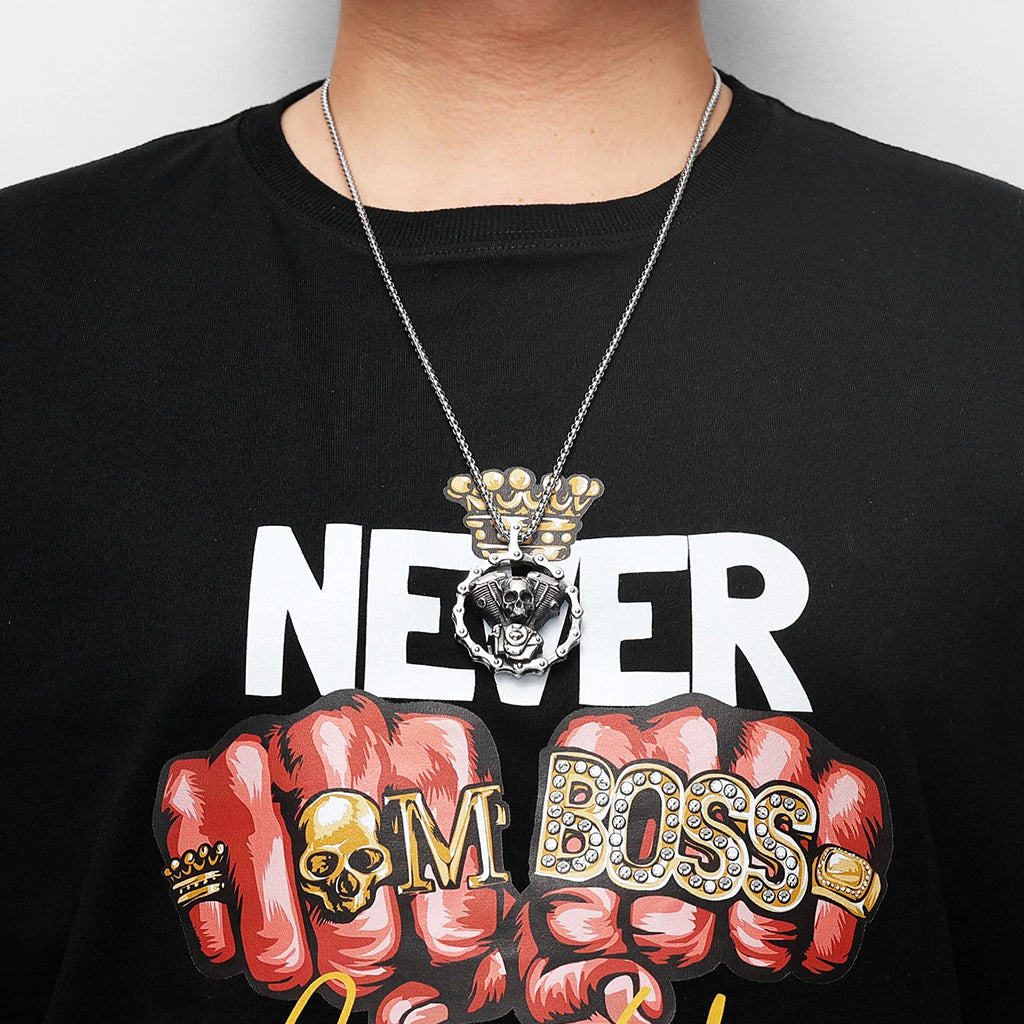 Silverfärgat halsband föreställande en Harley Davidson MC-motor med en dödskalle på