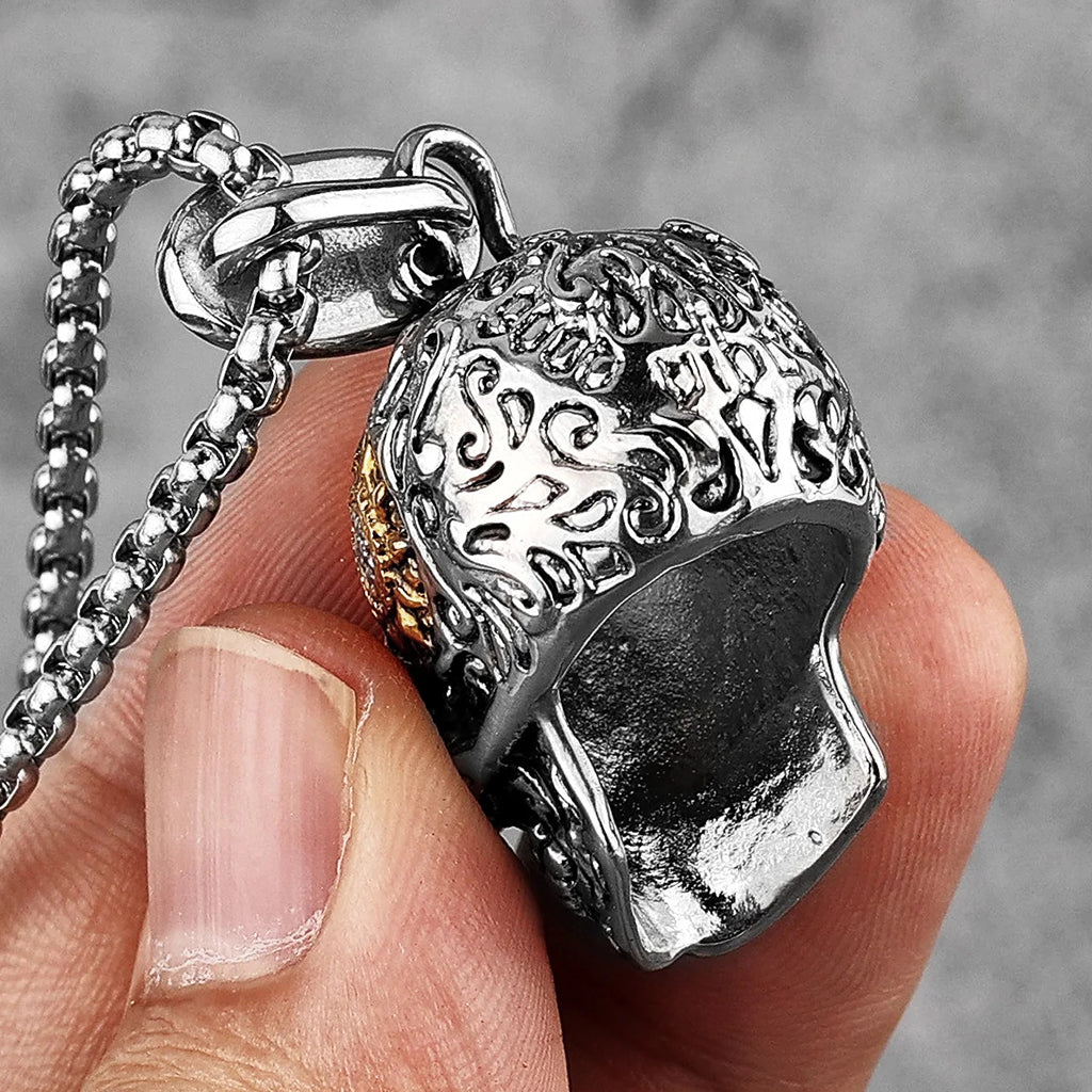 Silverfärgat hängsmycke föreställande ett mexikanskt calavera kranium med guldfärgade detaljer