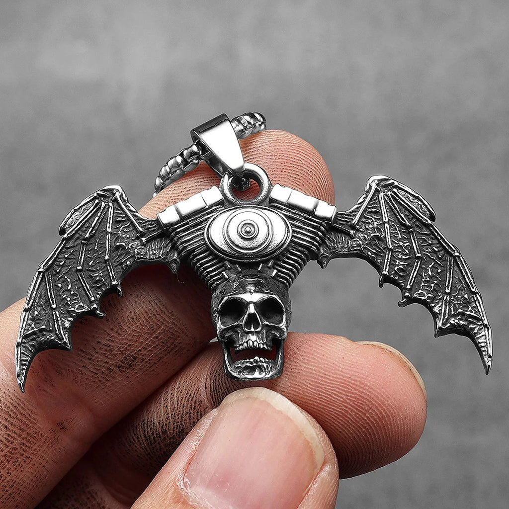 Silverfärgat halsband föreställande en motor med en dödskalle och fladdermusvingar