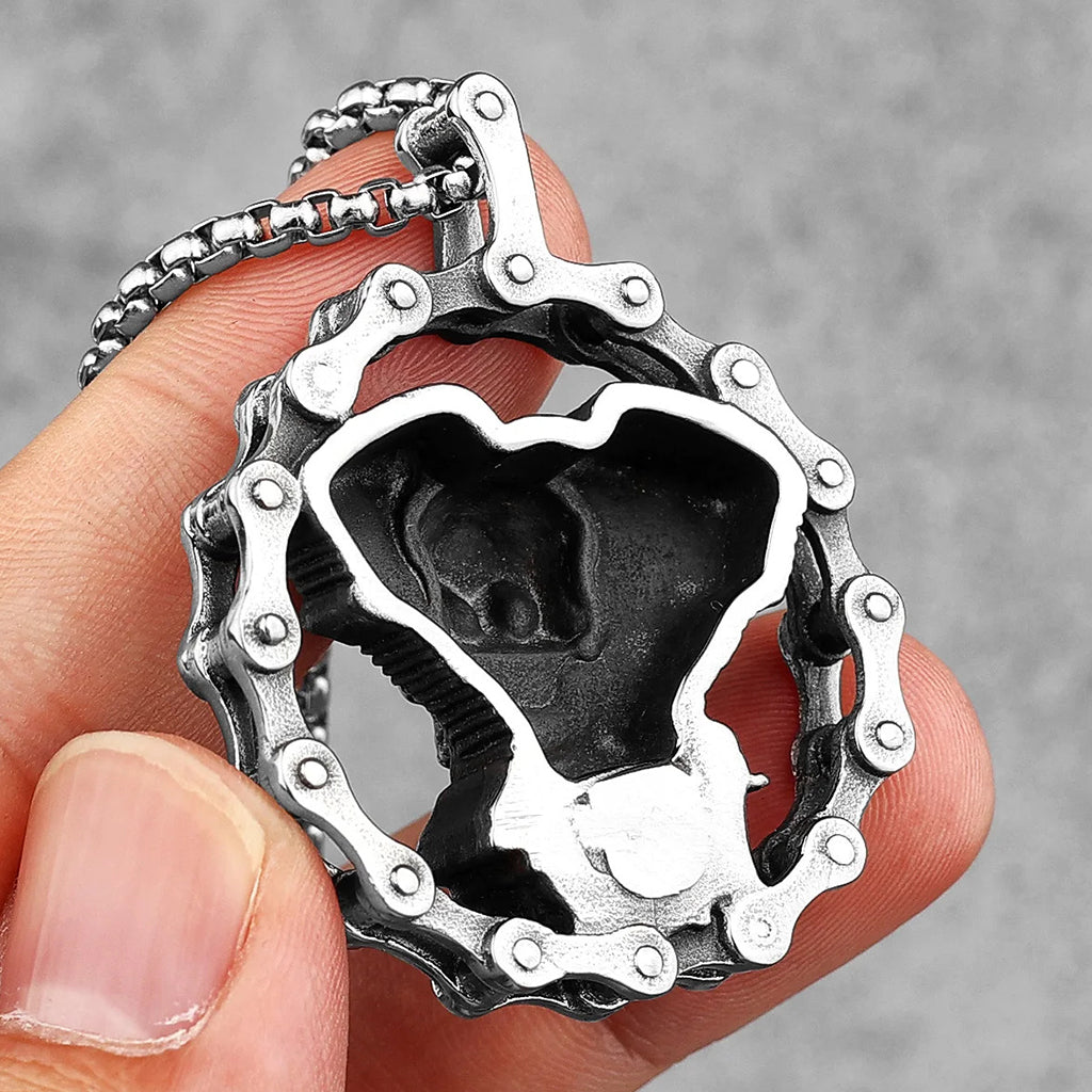 Silverfärgat halsband föreställande en Harley Davidson motorcykel-motor med en dödskalle på