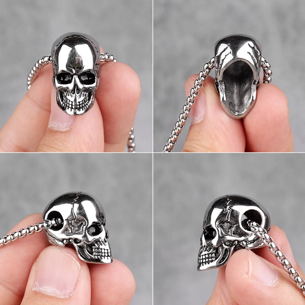 Hängsmycke föreställande en silverfärgad dödskalle med sprickor