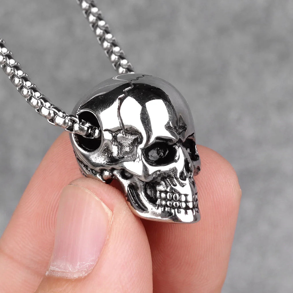 Hängsmycke föreställande en silverfärgad dödskalle med sprickor