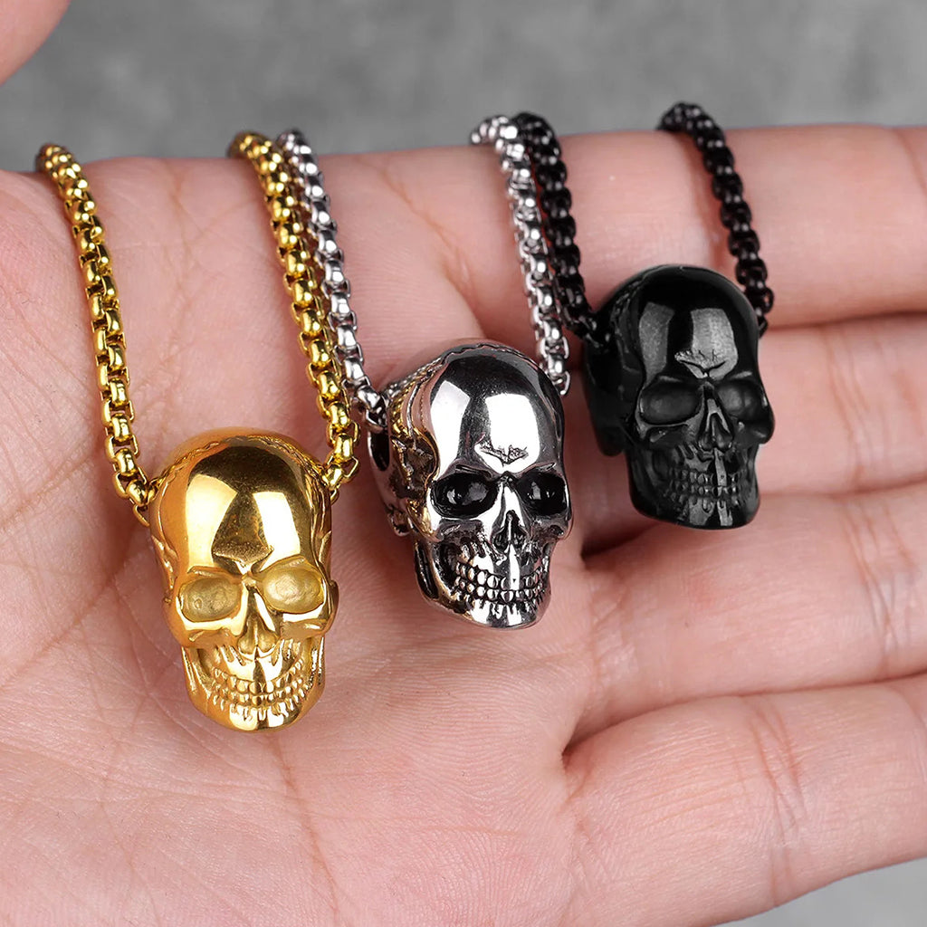 Hängsmycke föreställande en silverfärgad dödskalle med sprickor