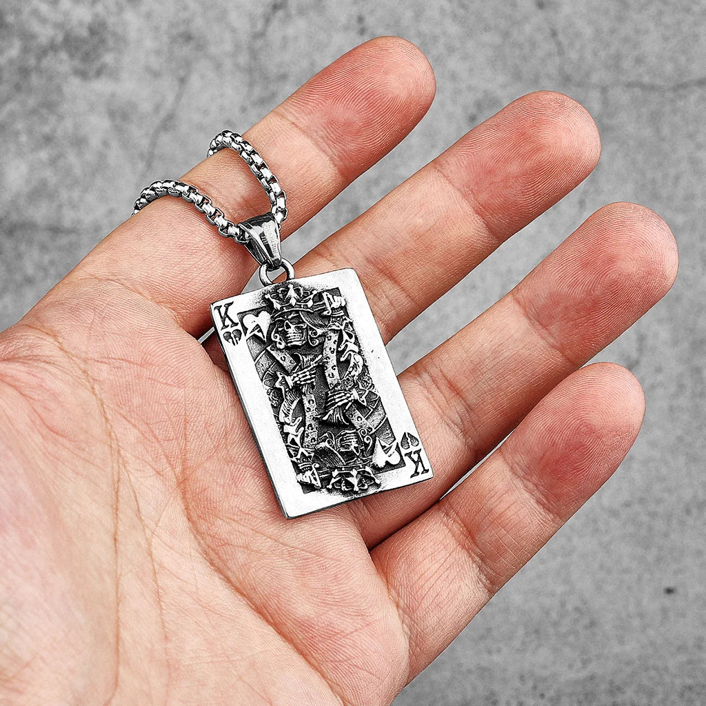 Silverfärgat halsband föreställande ett spelkort med spader kung och Liemannen