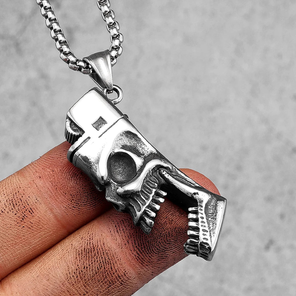 Silverfärgat halsband föreställande en dödskalle formad som en klassisk tändare