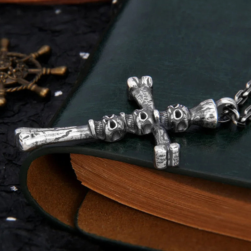 Vintage kors halsband med dödskallar