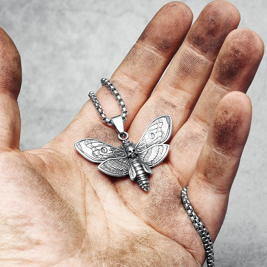 Stålfärgat halsband med hänge föreställande en Dödskallesvärmare (dödskallefjäril)
