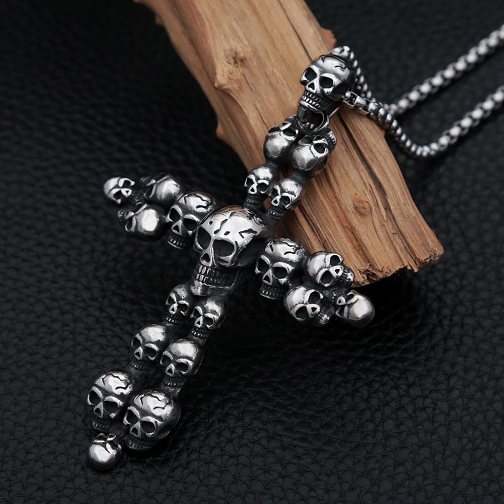 Silverfärgat halsbandshänge föreställande ett latinskt kors med dödskallar på korsarmarna