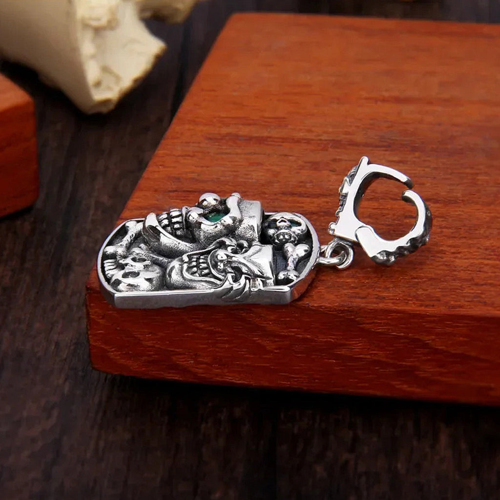 Silverfärgat halsbandssmycke av sterling silver, formgivet som en ID-bricka med zirkonprydda dödskallar