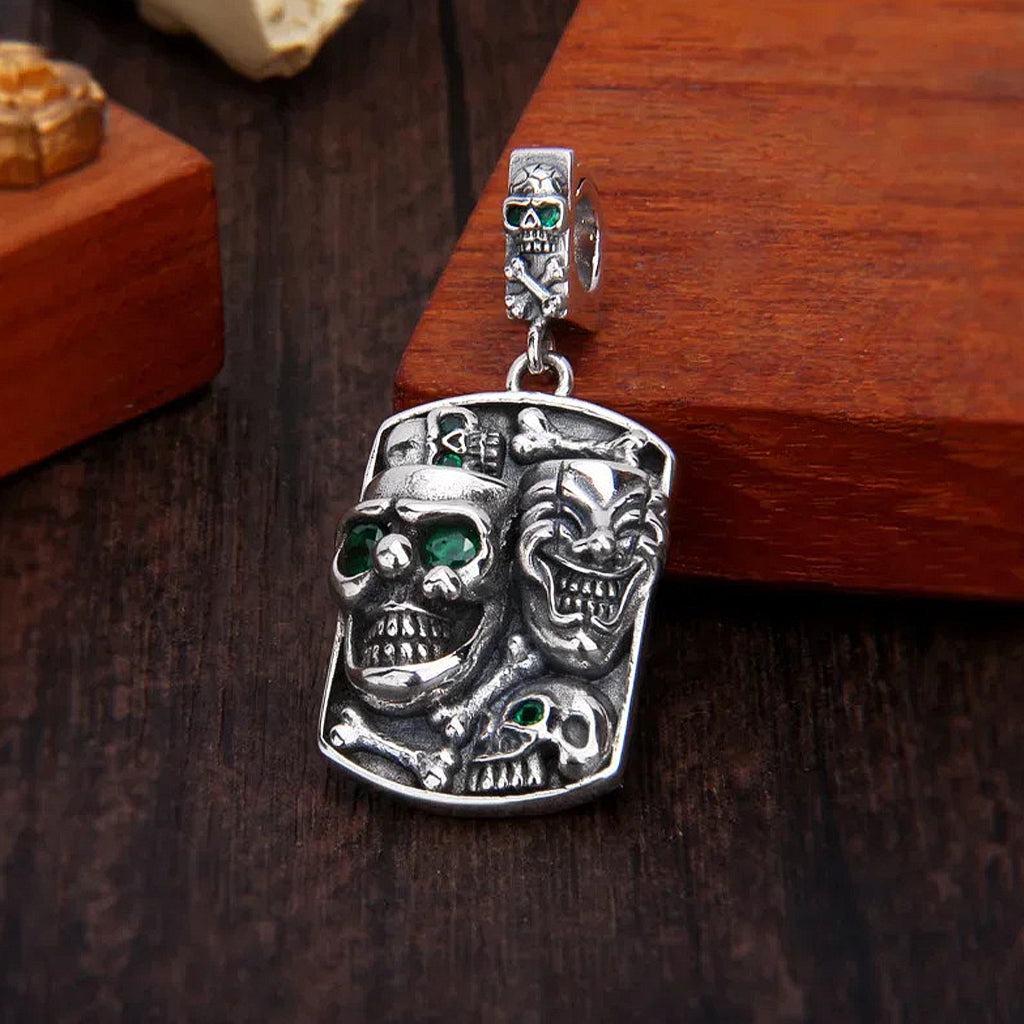 Silverfärgat halsbandssmycke av sterling silver, formgivet som en identitetsbricka med zirkonprydda dödskallar