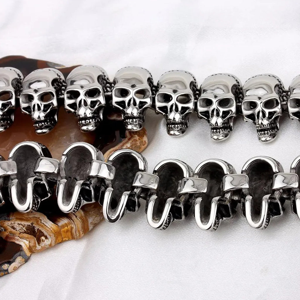 Stor halskedja för herr med flera länkade skallar i rostfritt stål