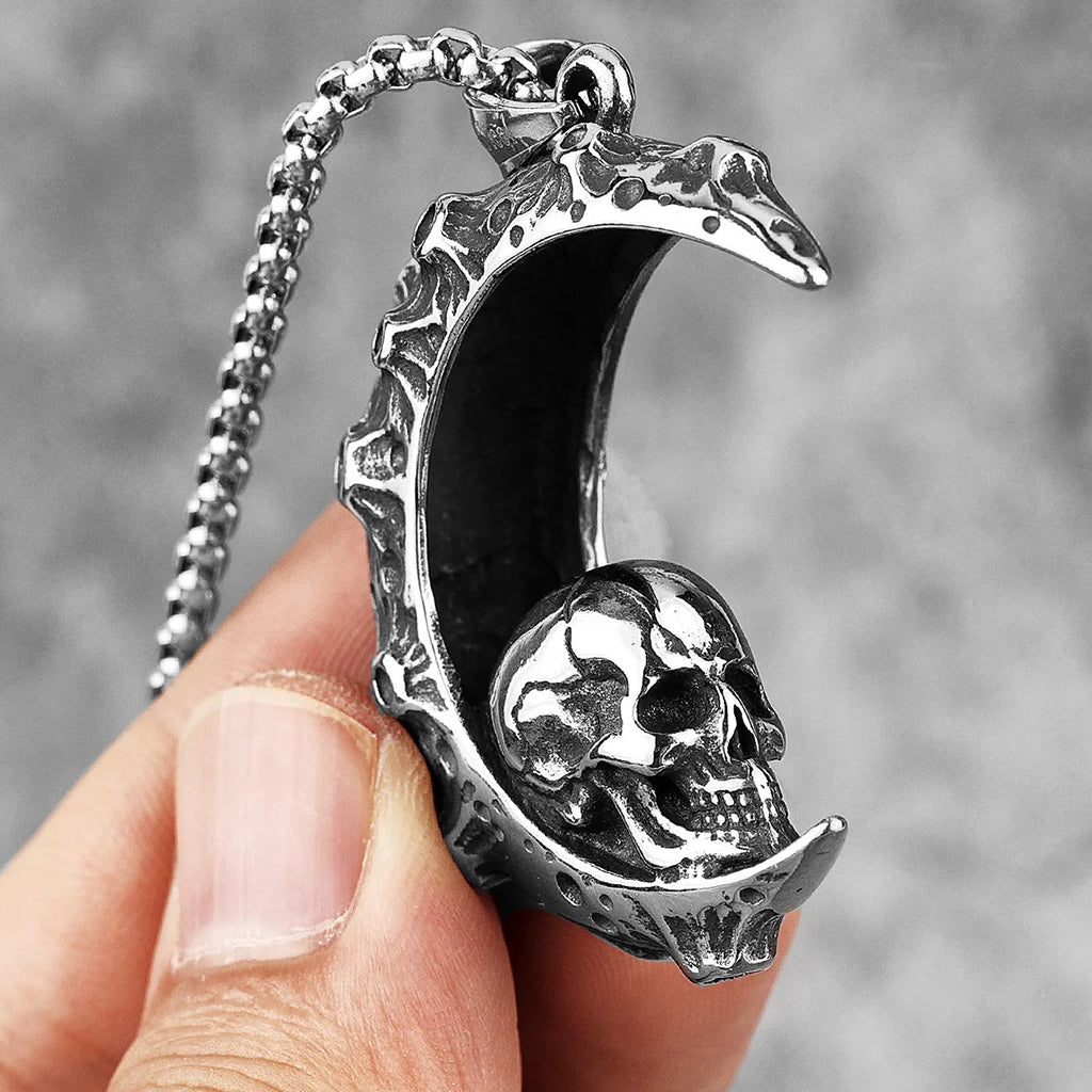 Silverfärgat hängsmycke föreställande en halvmåne med en skalle
