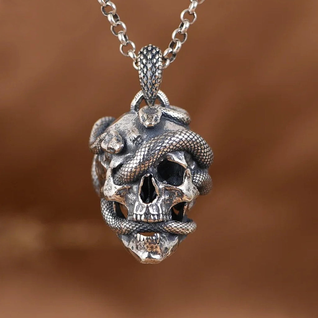 Silver hänge föreställande en dödskalle med orm
